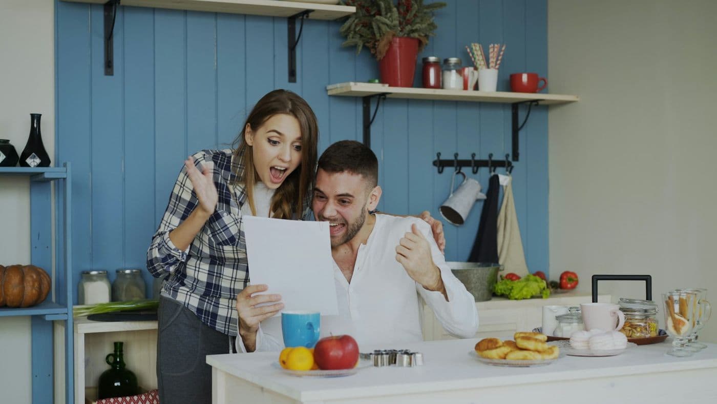 Un couple découvre une bonne nouvelle dans un courrier