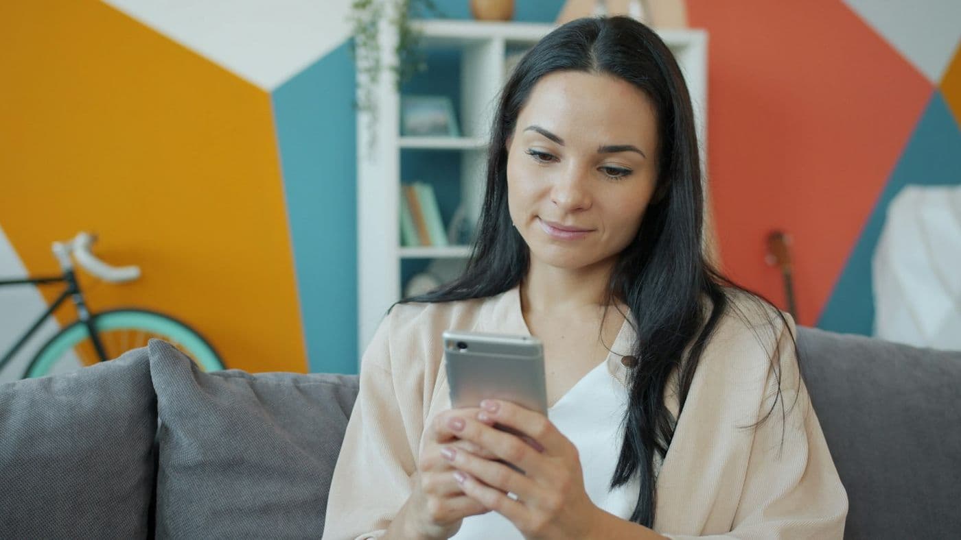 Une cliente dépose ses documents depuis son téléphone